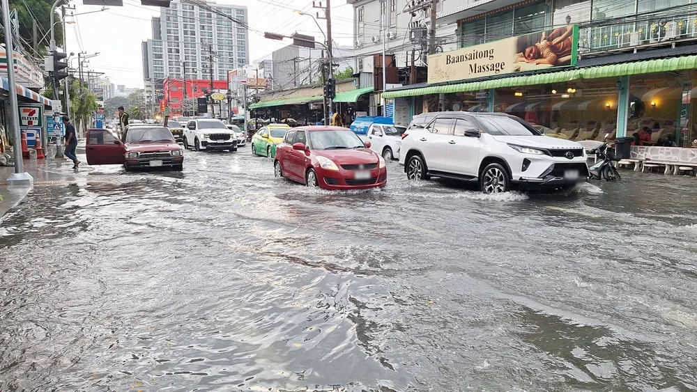ฝนหนักถล่มพัทยา น้ำท่วมหลายถนน รถเล็กผ่านไม่ได้ หลังวัดธรรมสามัคคีหนักสุด