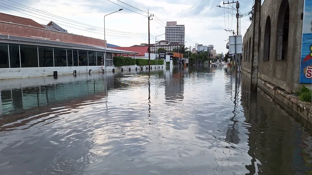 ฝนหนักถล่มพัทยา น้ำท่วมหลายถนน รถเล็กผ่านไม่ได้ หลังวัดธรรมสามัคคีหนักสุด