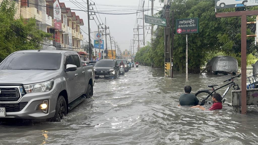 ฝนหนักถล่มพัทยา น้ำท่วมหลายถนน รถเล็กผ่านไม่ได้ หลังวัดธรรมสามัคคีหนักสุด