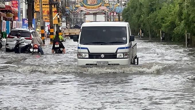 ฝนหนักถล่มพัทยา น้ำท่วมหลายถนน รถเล็กผ่านไม่ได้ หลังวัดธรรมสามัคคีหนักสุด