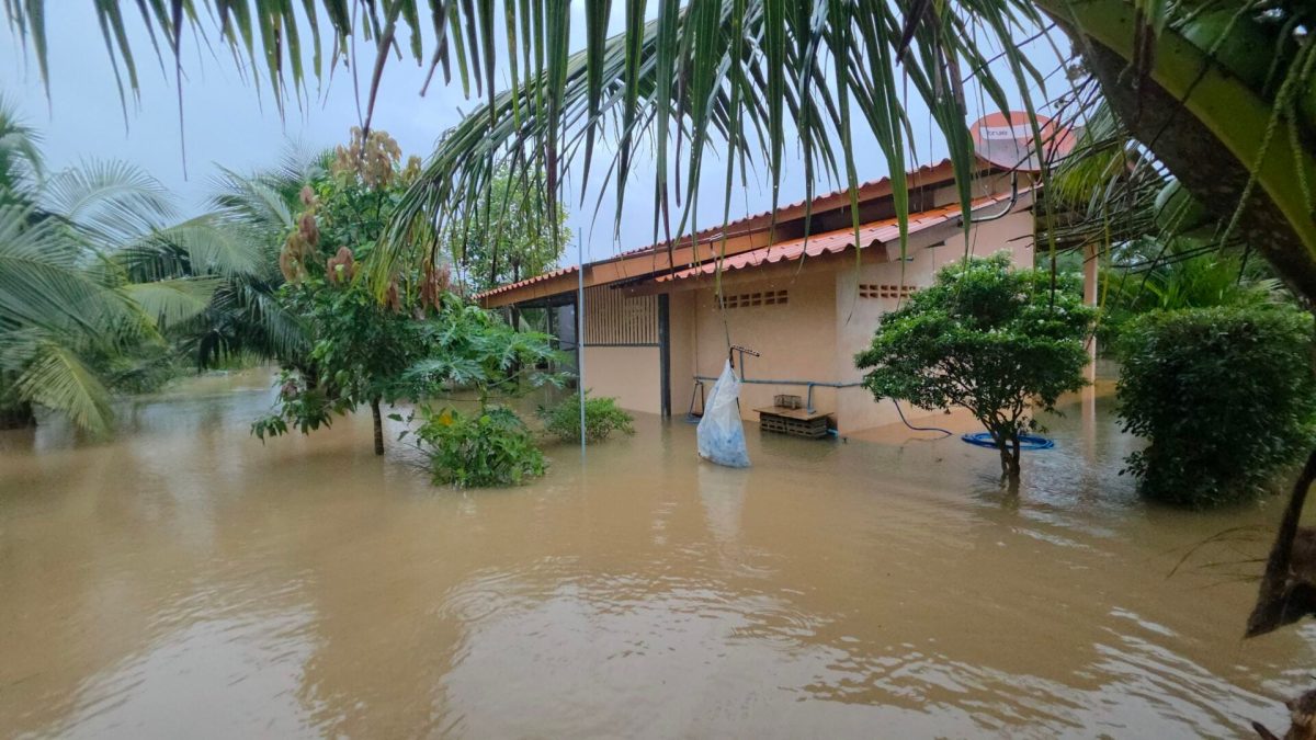 ชุมพรน้ำท่วม 5 อำเภอ 142 ครัวเรือนเดือดร้อน ถนนสู่สนามบินชุมพรถูกน้ำขัง