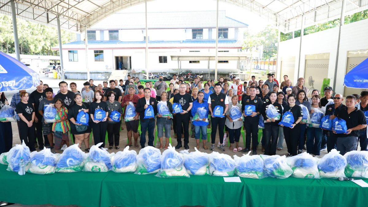 SME D Bank ลงกาญจนบุรีเยี่ยมลูกค้าแพที่พักถูกน้ำท่วมหนัก มอบถุงน้ำใจช่วยชาวบ้าน