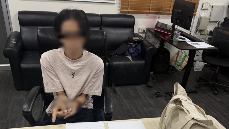 รวบชายแต่งกายคล้ายหญิงวัย 41 ฉี่ม่วง คดีฉกมือถือและไล่แทงนักศึกษา ป.โท ย่านอโศก เย็บ 7 เข็ม