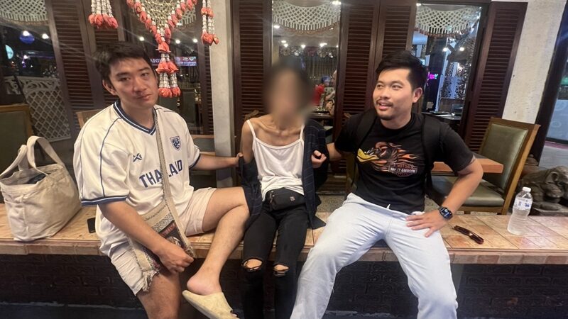 รวบชายแต่งกายคล้ายหญิงวัย 41 ฉี่ม่วง คดีฉกมือถือและไล่แทงนักศึกษา ป.โท ย่านอโศก เย็บ 7 เข็ม