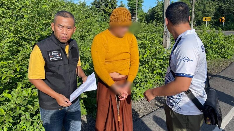 บุรีรัมย์ ตำรวจล้อมป่าจับพระ 55 ปี ขับเก๋งชนสาวดับ หนีเสยควายตายอีกตัว