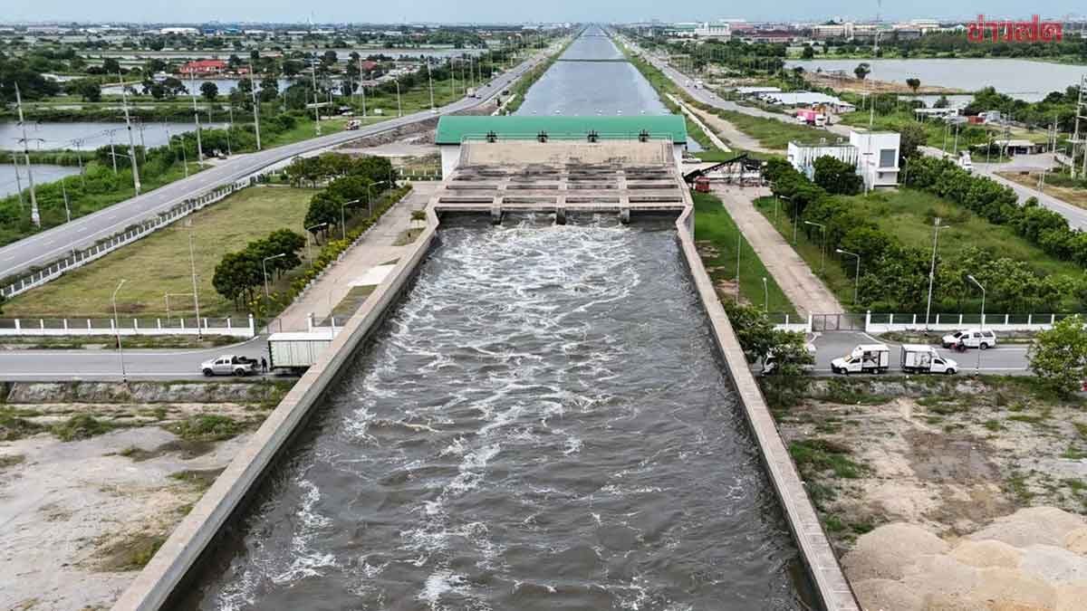 ชลประทานเร่งสูบน้ำออกจากพื้นที่ลุ่มต่ำ ฝนตอนบนลดลง จับตาฝนภาคใต้