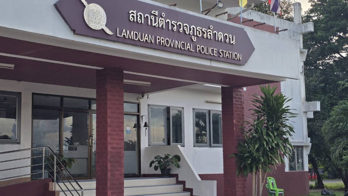 ชื่นชมตำรวจ สภ.ลำดวน บุรีรัมย์ ใช้ภาษามือเตือนคุณตาหูหนวกตากข้าวริมถนน