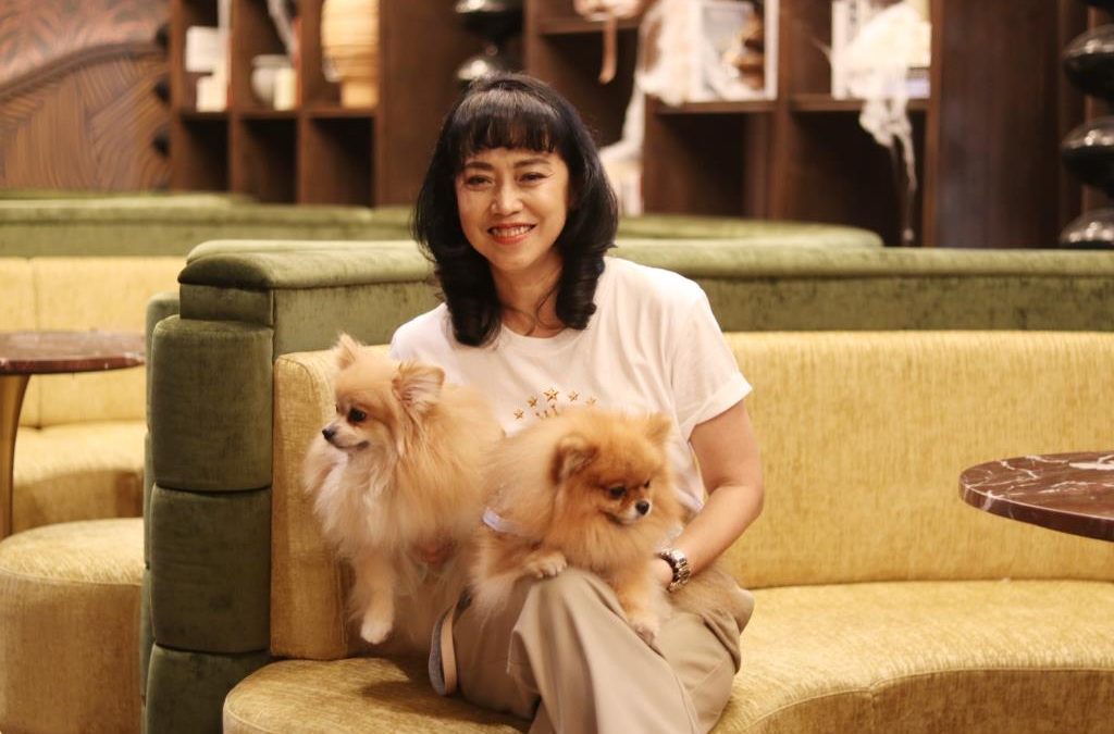 “ไก่ อารีรัตน์” ผู้ก่อตั้ง Animal Healings and Communication Thailand ร่วมถ่ายทอดความหมาย Rainbow Bridge ในสารคดี “หมาจร”