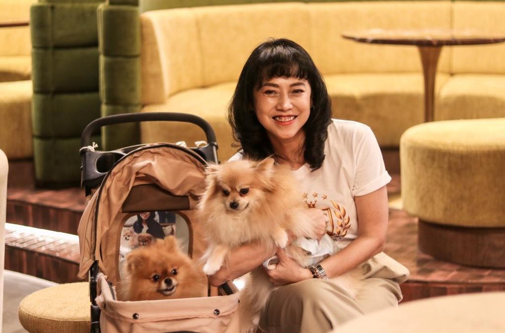 “ไก่ อารีรัตน์” ผู้ก่อตั้ง Animal Healings and Communication Thailand ร่วมถ่ายทอดความหมาย Rainbow Bridge ในสารคดี “หมาจร”