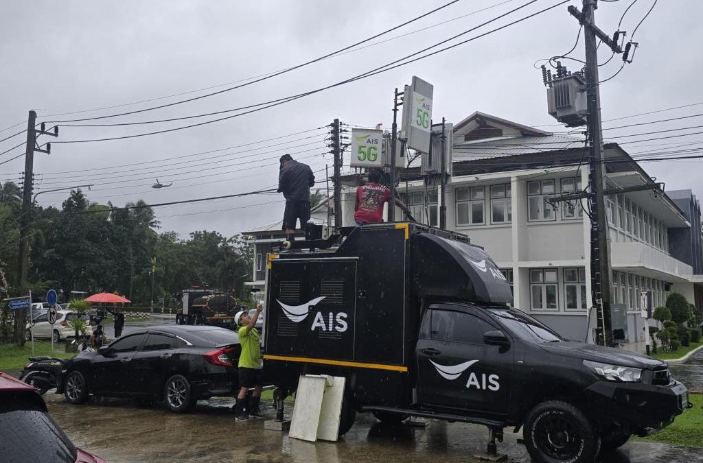 AIS วางแผนรับมือน้ำท่วมภาคใต้ ยกฐานสถานีฐานสูง 3 เมตร เสริมกำลังไฟสำรอง