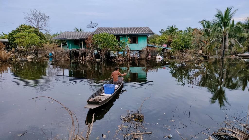 บางกระเจ็ด ฉะเชิงเทรา น้ำท่วมขังเกินเดือน เปลี่ยนสีดำเหม็น ระบบประปาจม ต้องซื้อน้ำถังใช้
