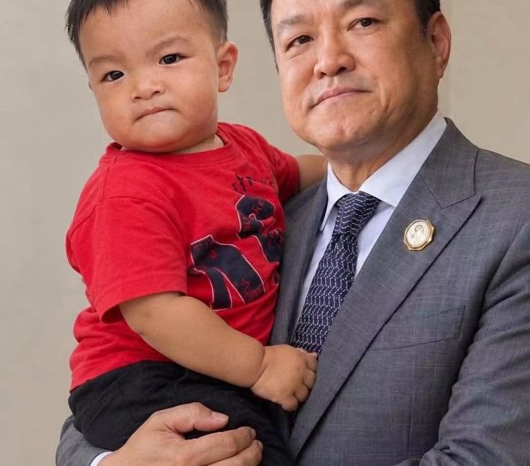 อนุทินแชร์ภาพอุ้มเด็กชายหน้าคล้ายตน พร้อมข้อความ “ช่างทำจริง แต่ก็น่ารักดี”