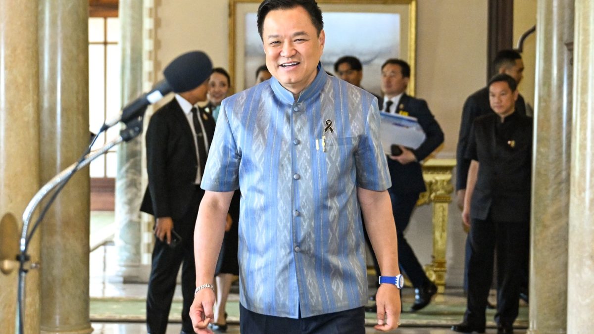 อนุทินยันรัฐบาลไม่หนีซักฟอก พร้อมเข้าสภา ธ.ค.นี้ เตรียมฟ้องปมค่าน้ำชา 7 ล้าน
