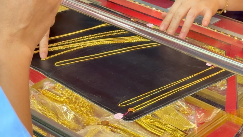ทองขอนแก่นร่วงบาทละ 1,550 ประชาชนแห่ซื้อรูปพรรณเก็บแทนเงินสด