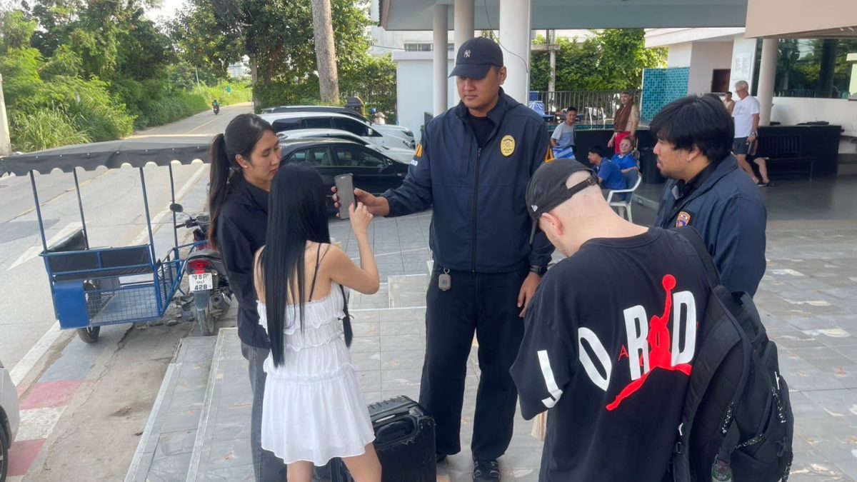 สตม.ร่วมป.ป.ส.จับชาวจีน 3 รายตามหมายจับจีน คดีซุกไอซ์ในขนมไทยส่งออก