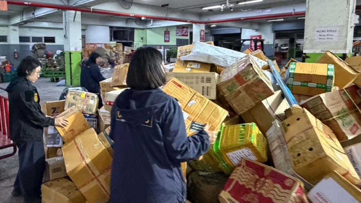 ศุลกากรช่องจอมร่วมไปรษณีย์โคราช ยึดบุหรี่ไฟฟ้าและพอตซอมบี้กว่าสามพันชิ้นก่อนฮาโลวีน