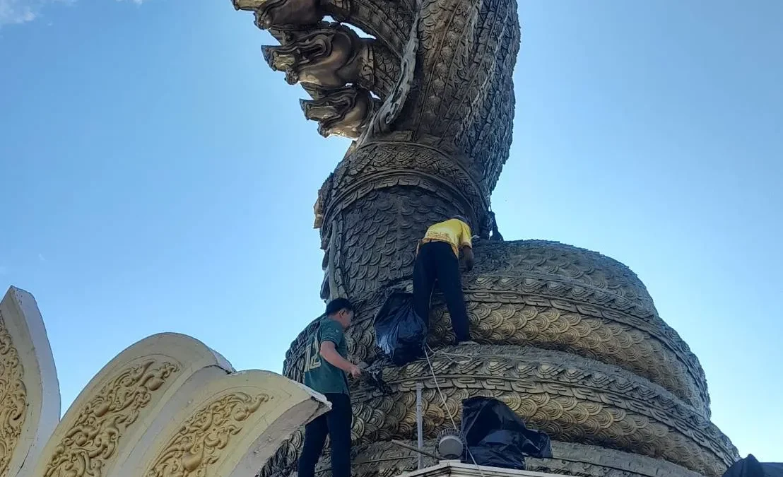 ไฟไหม้สร้อยพระศอพญาศรีสัตตนาคราช นครพนม กล้องจับภาพพระ-เณรจุดพลุ
