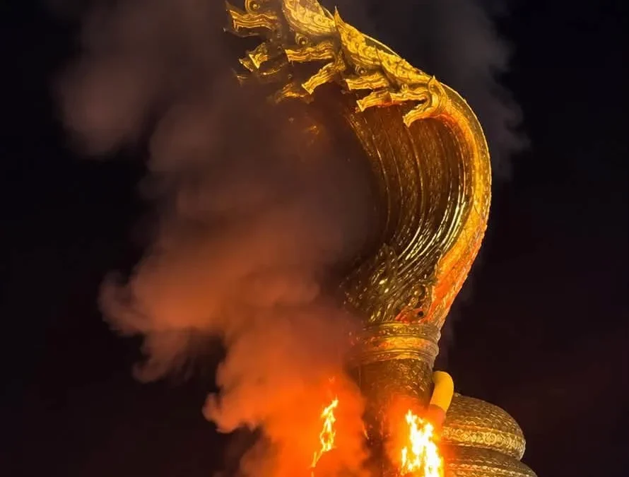 ไฟไหม้สร้อยพระศอพญาศรีสัตตนาคราช นครพนม กล้องจับภาพพระ-เณรจุดพลุ