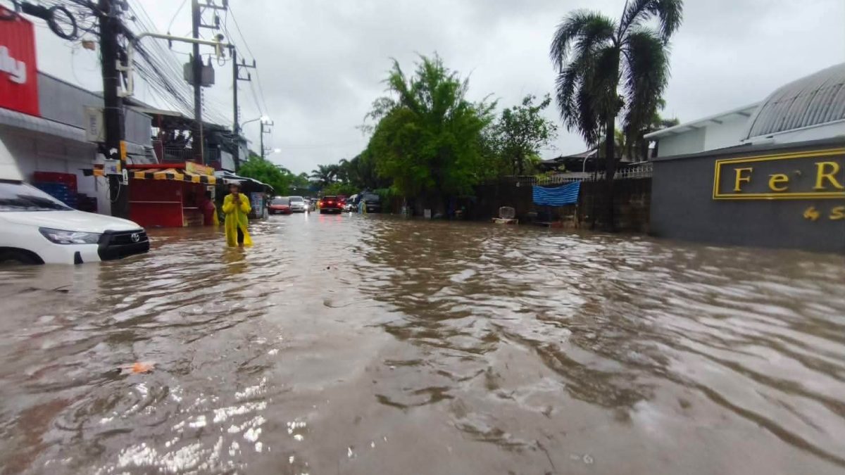 ฝนหนักถล่มภูเก็ต น้ำท่วมหลายจุด ปิดอุโมงค์ห้าแยกฉลอง เตือนรหัสแดงคลองบางใหญ่