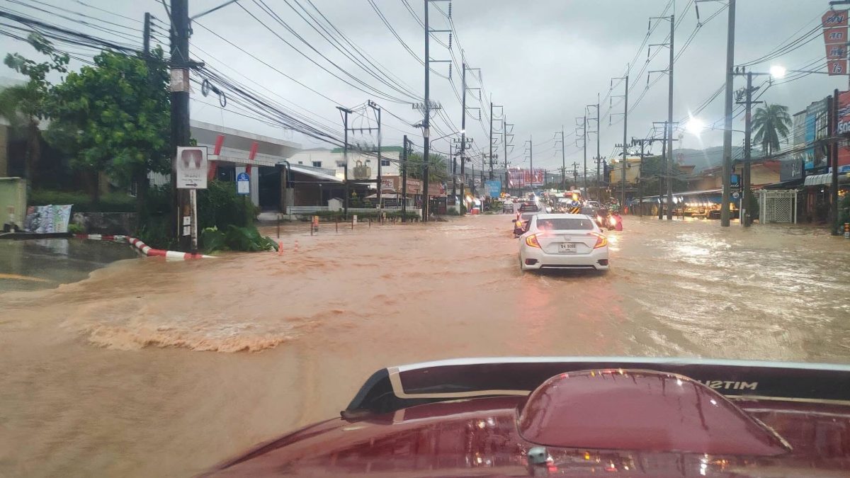 ฝนหนักถล่มภูเก็ต น้ำท่วมหลายจุด ปิดอุโมงค์ห้าแยกฉลอง เตือนรหัสแดงคลองบางใหญ่