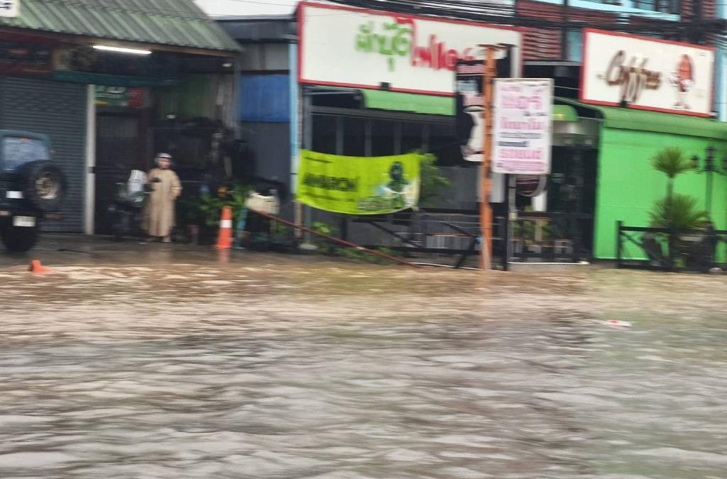 ฝนหนักถล่มภูเก็ต น้ำท่วมหลายจุด ปิดอุโมงค์ห้าแยกฉลอง เตือนรหัสแดงคลองบางใหญ่