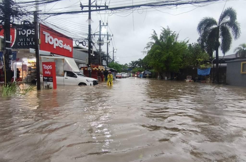 ฝนหนักถล่มภูเก็ต น้ำท่วมหลายจุด ปิดอุโมงค์ห้าแยกฉลอง เตือนรหัสแดงคลองบางใหญ่