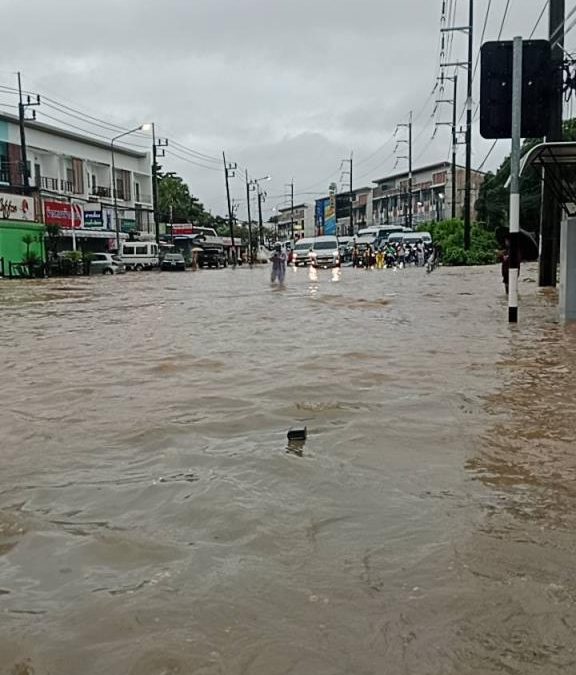ฝนหนักถล่มภูเก็ต น้ำท่วมหลายจุด ปิดอุโมงค์ห้าแยกฉลอง เตือนรหัสแดงคลองบางใหญ่