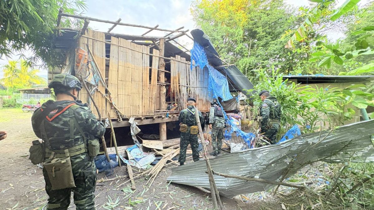 กระสุนข้ามแดนจากเมียนมาถูกบ้านที่แม่สอด หญิงวัย 55 ปีเจ็บ ครัวเรือนเสียหายกว่าสิบหลัง