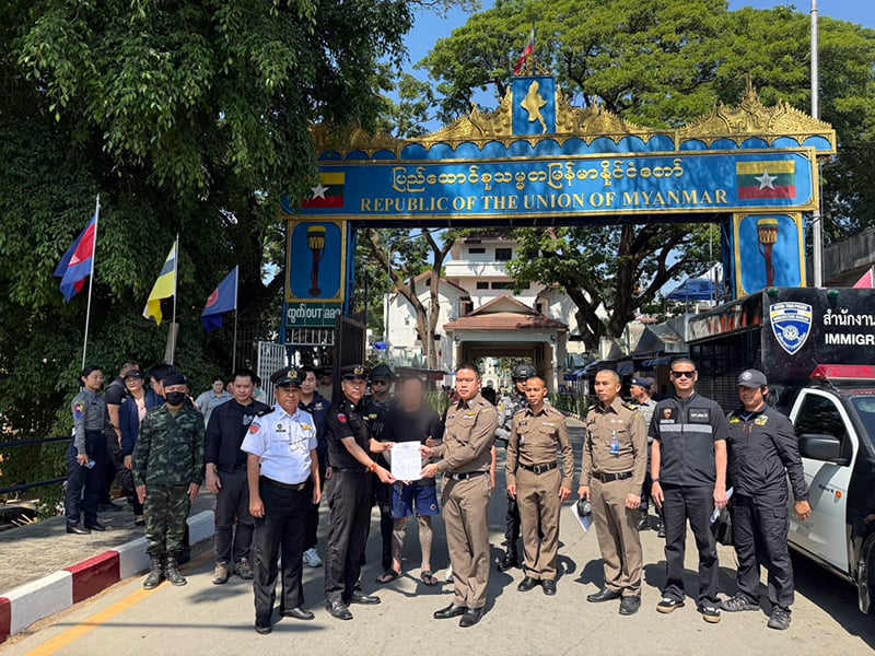 เมียนมาส่งตัวชายพะเยาวัย 37 กลับไทยผ่านด่านแม่สาย พบหมายจับฆ่าคนที่เชียงใหม่และคดียาเสพติด